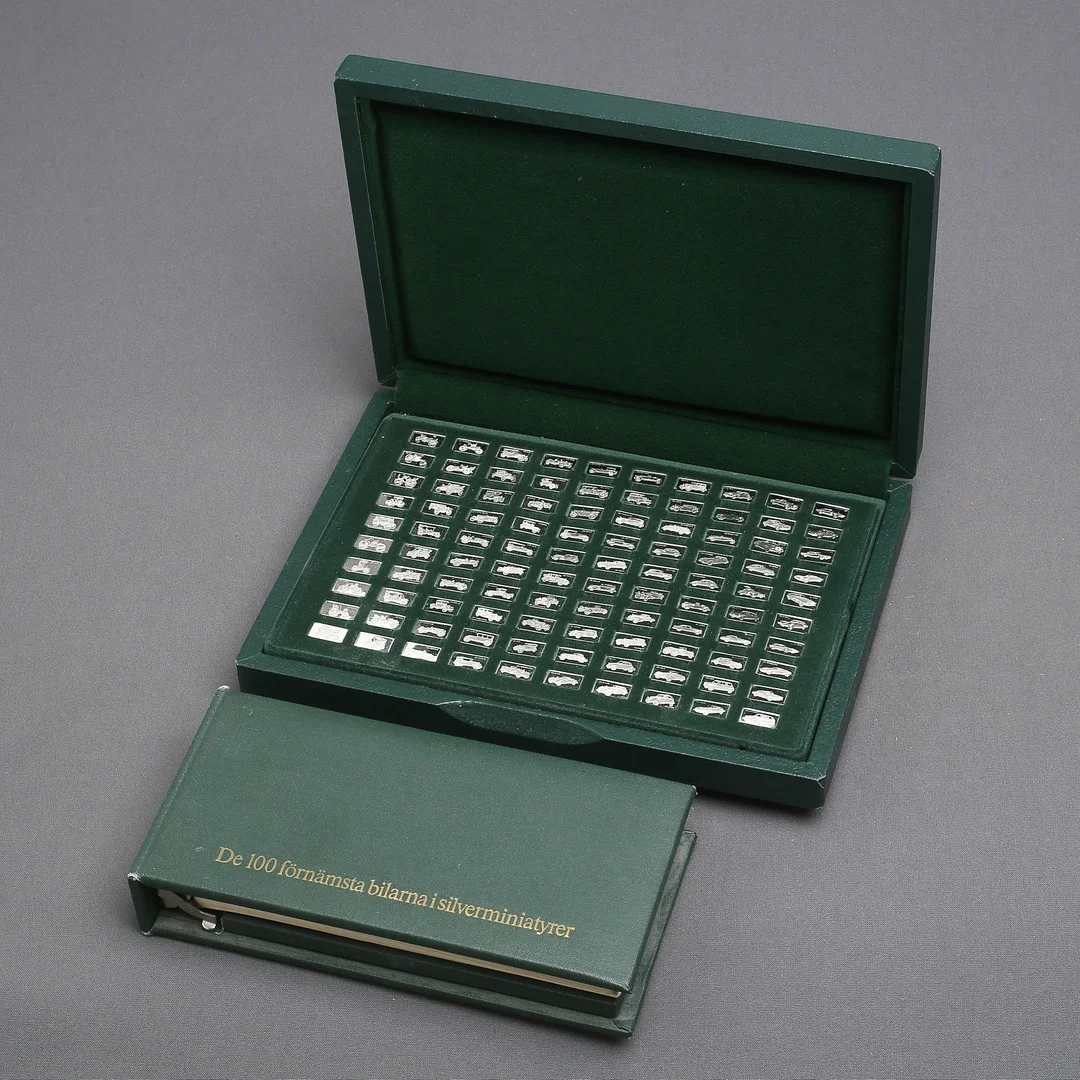 MINIATYRPLAKETTER, 100 st, sterlingsilver, "De 100 förnämsta bilarna", Franklin Mint. 1970-tal. — Silver — Auktionshuset Kolonn