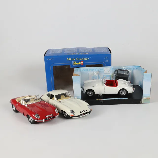 MODELLBILAR, 3 stycken, "Jaguar E 1961" samt "MGA Rodster", Burago/Revell, Italien/Tyskand.