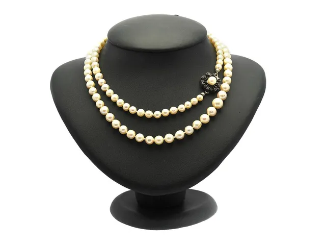 PÄRLCOLLIER, odlade pärlor ca 5,3-8,7 cm, doserat, lås i silver med rubiner, längd 77 cm, vikt 41,5 g, rubinera har inneslutningar.