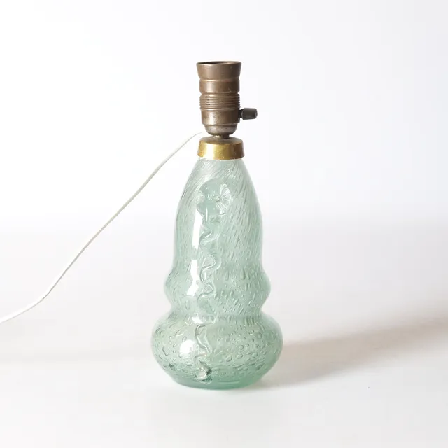 TURE BERGLUND. Bordslampa, glas med påklippt dekor, 1900-talets första hälft.