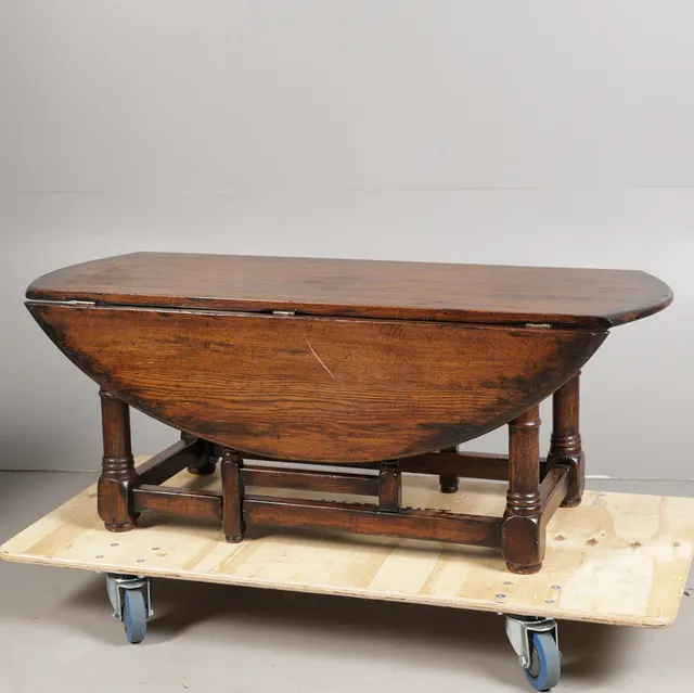 AN OAK GATELEG COFFEE TABLE.