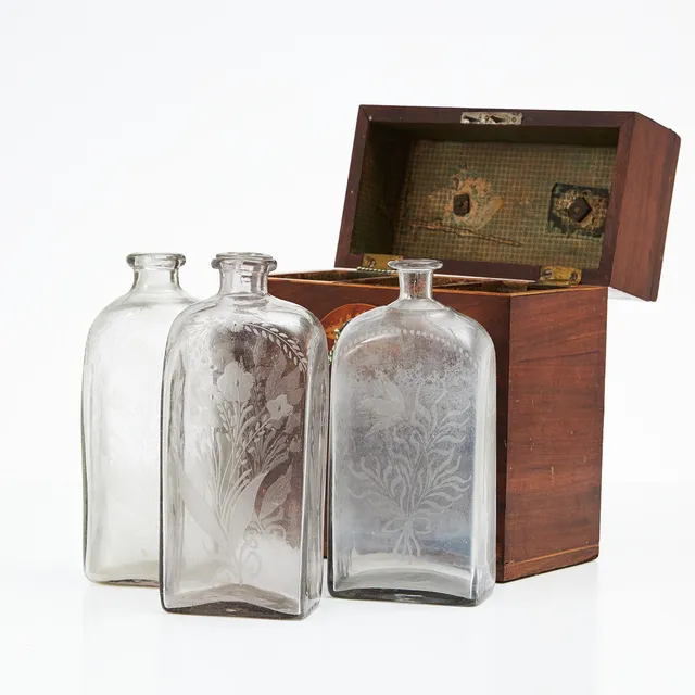 FLASKSCHATULL, 1800-tal med 3 flaskor, mahognyfanér med intarsia.