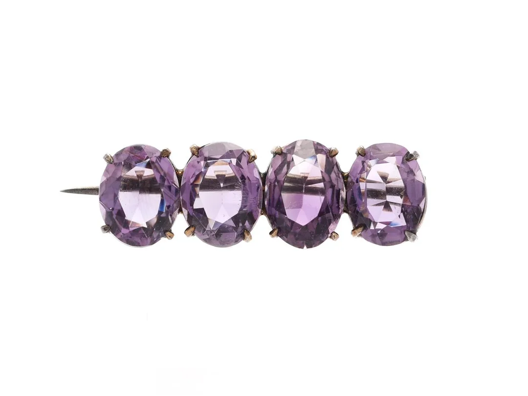 BROSCH, förgyllst silver, 4 ovalslipde ametister, längd 32 mm, vikt 4 g. — Smycken/Brosch — Kaplans