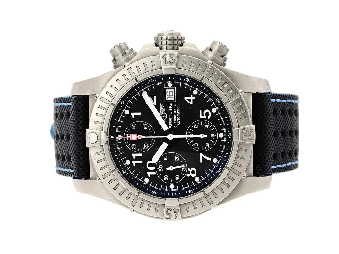 BREITLING, Chrono Avenger, Chronometre, Cal 13 (ETA 7750), Verk nr. 280235, Serie nr. 280235, Ref nr. E13360, kronograf, herrur, 44 mm, titan, automatisk, safirglas, datum, skadad boett (buckla, se bild), gummiband (se fördjupad information), tillverkad 2001, cert, 2005 (se fördjupad information), box, ytterkartong. — Klockor/Breitling — Kaplans