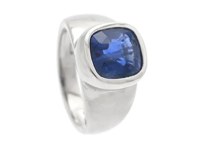 RING, platina, kuddslipad blå safir 4,04 ct, stl 16,75 mm, inneslutning når ytan, nagg i kronan, vikt 16,3 g, certifikat.