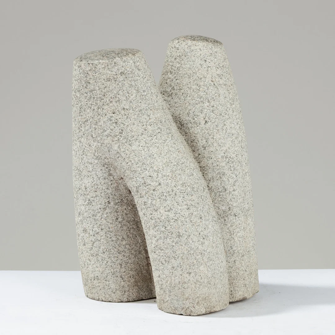 Organisk skulptur af grålig granit med polerede toppe, antageligt udført af dansk billedhugger og signeret med initialerne 'KA'. — Sculptures & Bronzes — Palsgaard Kunstauktioner