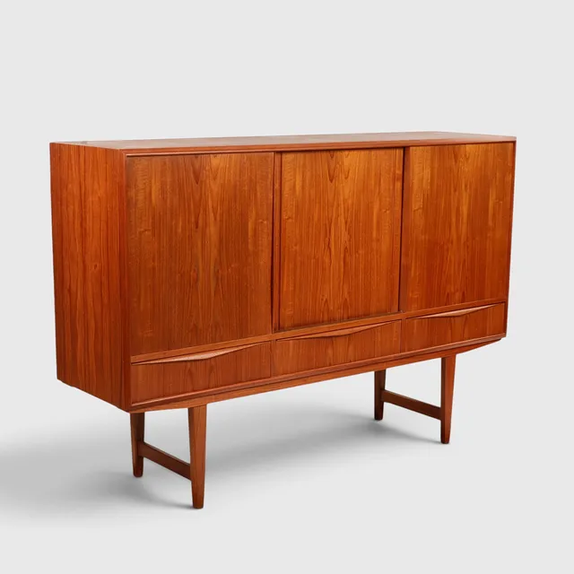 E. W. BACH. Høj skænk af teak med skydelåger og skuffer, Sejling Skabe, Danmark, 1960'erne.