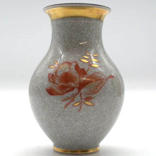 THORKILD OLSEN. FÜR ROYAL COPENHAGEN, KERAMIKVASE MIT GRAUER CRAQUELÉ-GLASUR UND ROTEM BLUMENDEKOR DÄNEMARK UM CA. 1960.