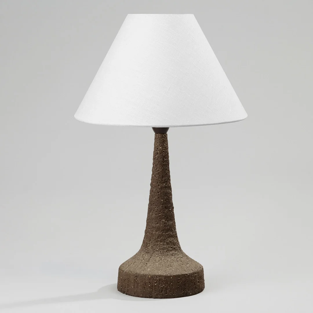 Bordlampe af uglaseret stentøj med konisk hals og bred base, antageligt dansk keramiker, 1960/70'erne. — Table Lamps — Palsgaard Kunstauktioner