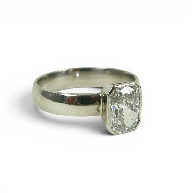 DIAMOND AND PLATINUM SOLITAIRE RING.