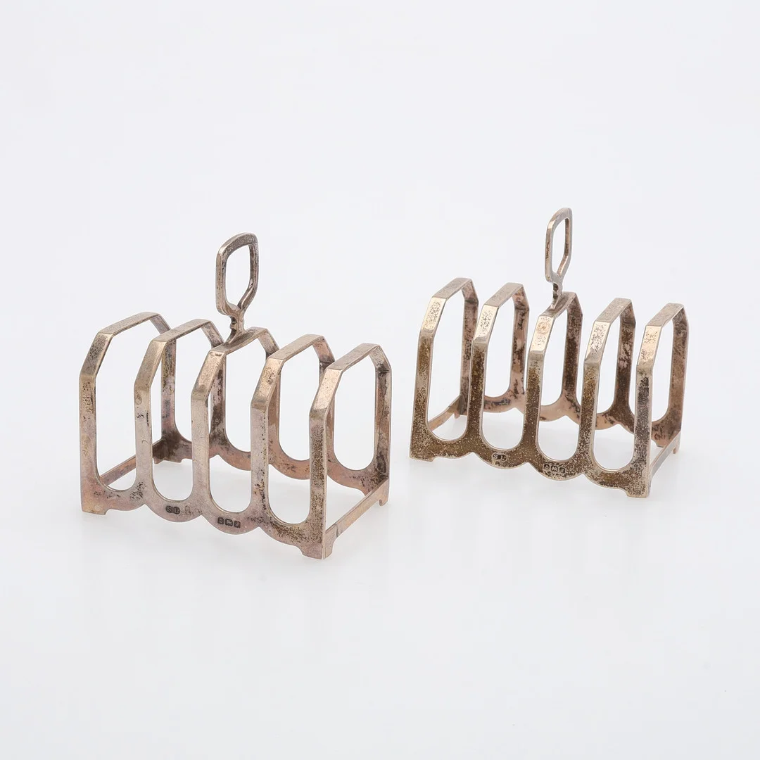 TOASTRACKS, ETT PAR, STERLINGSILVER, WILLIAM SUCKLING LTD, BIRMINGHAM, 1933, TOTALT 108,2 GRAM. — Silver — Crafoord Auktioner Lund