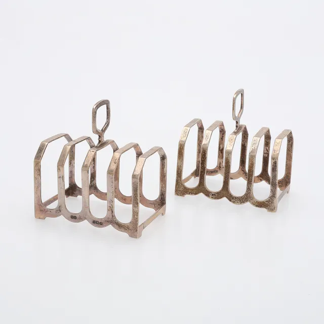 TOASTRACKS, ETT PAR, STERLINGSILVER, WILLIAM SUCKLING LTD, BIRMINGHAM, 1933, TOTALT 108,2 GRAM.