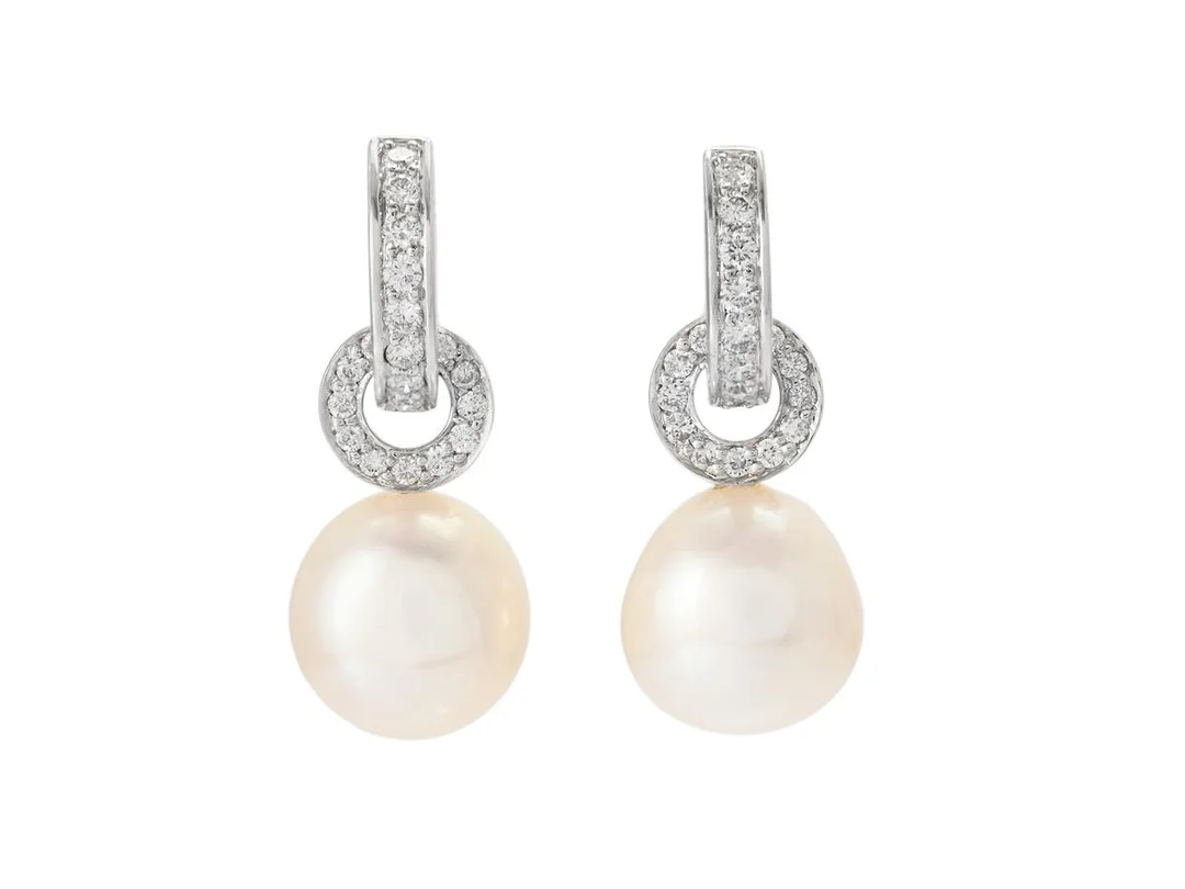 STRÖMDAHLS, örhängen, påhängen, 18K vitguld, briljantslipade diamanter ca 0,56 ctv, ca TW/VS, odlade pärlor, höjd creoler 11 mm, höjd påhängen 17,5 mm, vikt 7,0 g, etui. — Smycken/Örhängen — Kaplans