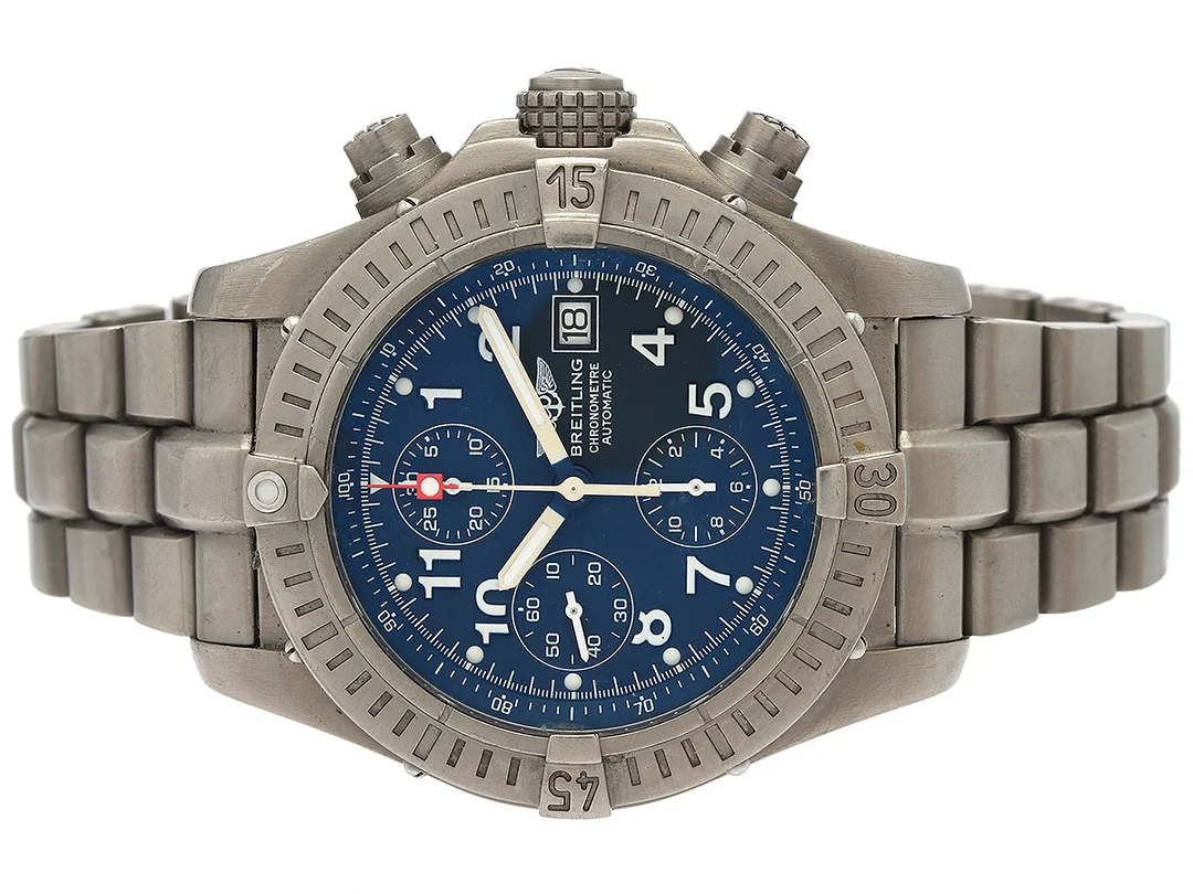 BREITLING, Chrono Avenger, Chronometre, Cal 13 (ETA 7750), Verk nr. 453972, Serie nr. 453972, Ref nr. E1336009.C577, Boett nr. 0202 B5, kronograf, herrur, 44 mm, titan, automatisk, safirglas, datum, Professionallänk I, viklås, Ref nr. 4902/880 E, tillverkad ca 2002, cert, december 2005, box, ytterkartong. — Klockor/Breitling — Kaplans