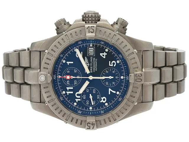 BREITLING, Chrono Avenger, Chronometre, Cal 13 (ETA 7750), Verk nr. 453972, Serie nr. 453972, Ref nr. E1336009.C577, Boett nr. 0202 B5, kronograf, herrur, 44 mm, titan, automatisk, safirglas, datum, Professionallänk I, viklås, Ref nr. 4902/880 E, tillverkad ca 2002, cert, december 2005, box, ytterkartong.