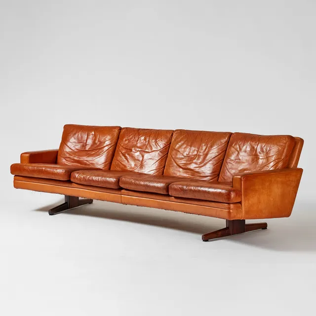 FREDRIK KAYSER. Soffa, Vatne Lenestolfabrikk A/S, Norge 1960-tal, modell 807, benställning i fanerad teak, lösa sitt- och ryggkuddar klädda i cognacsfärgat läder.