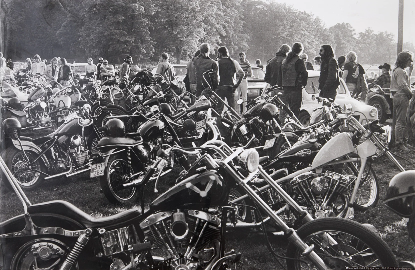 ROLF WERTHEIMER (Sverige, 1930-2025), (2), "Motorcykelträff, Djurgården, 1985", 1 signerad atergo samt copyright stämpel. — Photography — Crafoord Auktioner Stockholm