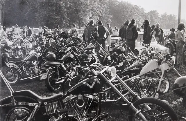 ROLF WERTHEIMER (Sverige, 1930-2025), (2), "Motorcykelträff, Djurgården, 1985", 1 signerad atergo samt copyright stämpel.