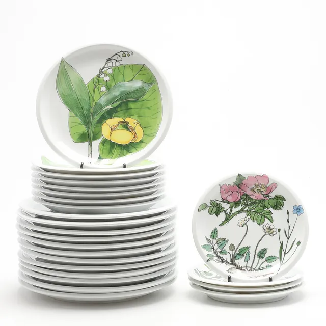 MARGUERITE WALFRIDSON. Tallrikar, 12+8+4 st, "Midsommar", IKEA.