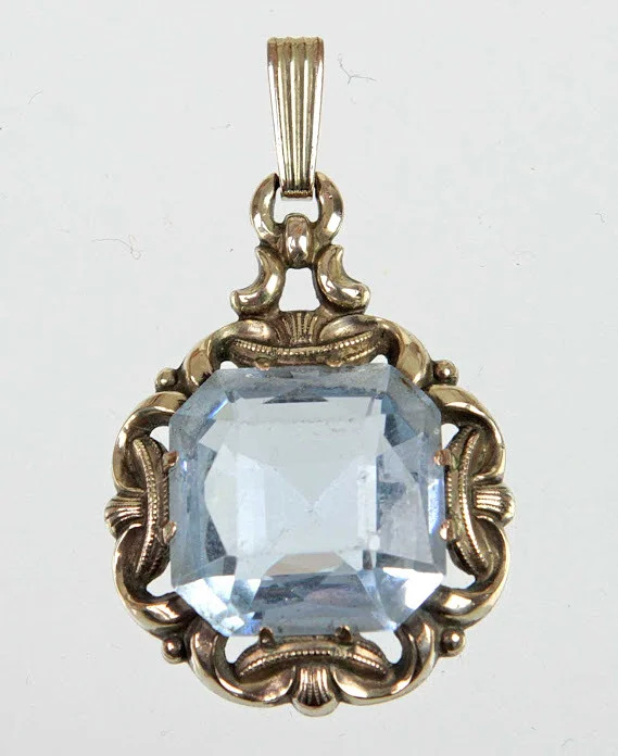 ART DECO ANHÄNGER MIT AQUAMARIN-SPINELL. — Brooches & Pendants — Auktionshaus Bossard