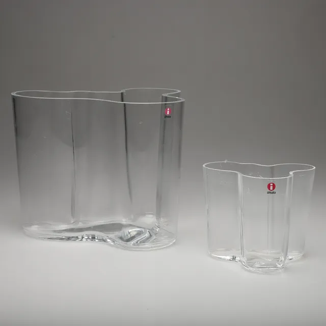 ALVAR AALTO. Vaser, 2 stycken, "Savoy", glas Iittala, Finland.