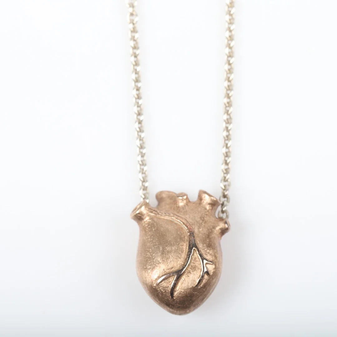 BJØRG NORDLI-MATHISEN. Halsband, "Anatomic Heart", sterlingsilver, Bjørg Jewellery, Norge. — Necklace — Helsingborgs Auktionskammare