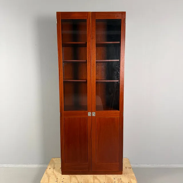 GÖRAN MALMVALL. Skåp, "KA72", fanérad i mahogny, etikettmärkt, design för Karl Andersson.