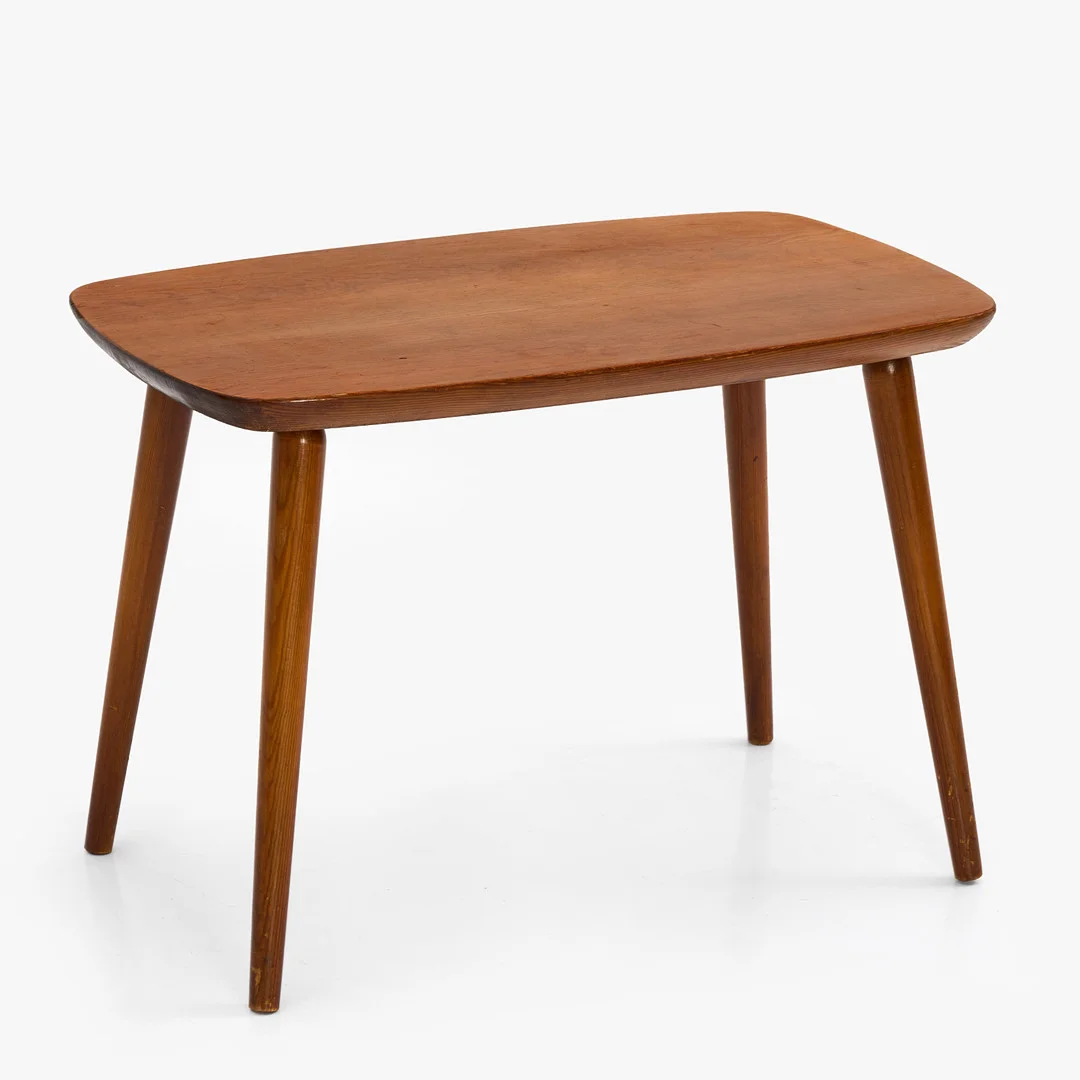 GÖRAN MALMVALL (1917–2001). Soffbord, sportstugemöbel, betsad furu, Svensk Fur, brännmärkt, 1900-talets mitt. — Tables — Crafoord Auktioner Stockholm