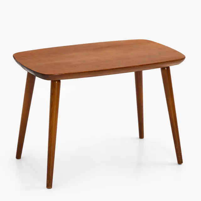 GÖRAN MALMVALL (1917–2001). Soffbord, sportstugemöbel, betsad furu, Svensk Fur, brännmärkt, 1900-talets mitt.