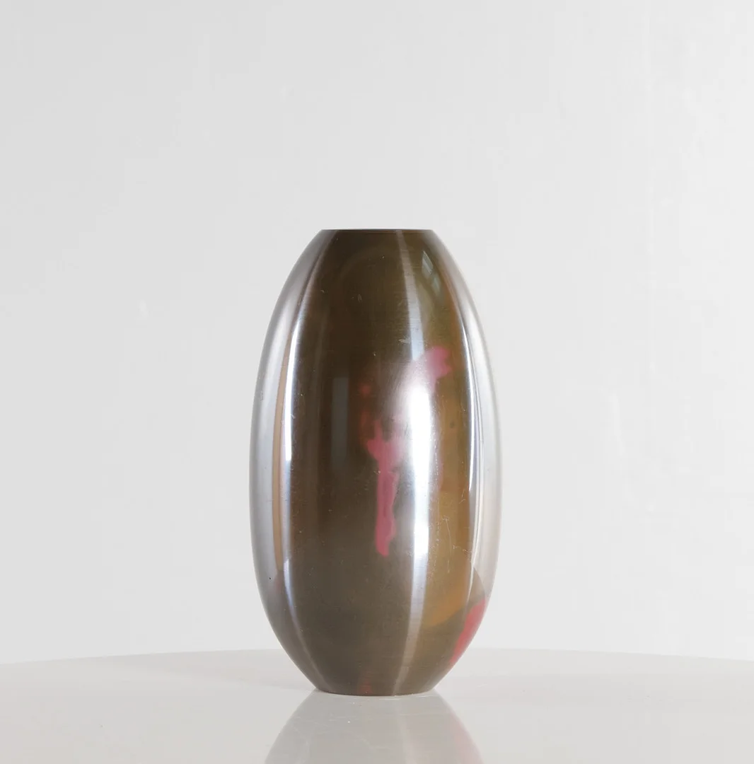 INOUE JYUNKEI. En vintage japansk bronzevase fra Yamagata-præfekturet. Den bronzebrune overflade er dekoreret med rødviolette mønstre. Signeret i bunden. Japan, 1960’erne–70’erne. — Bronzes — Woxholt Auktioner