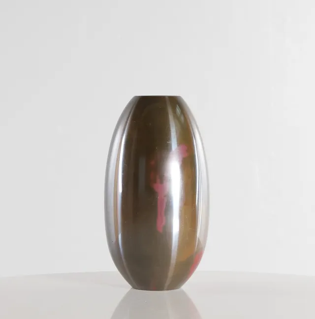 INOUE JYUNKEI. En vintage japansk bronzevase fra Yamagata-præfekturet. Den bronzebrune overflade er dekoreret med rødviolette mønstre. Signeret i bunden. Japan, 1960’erne–70’erne.