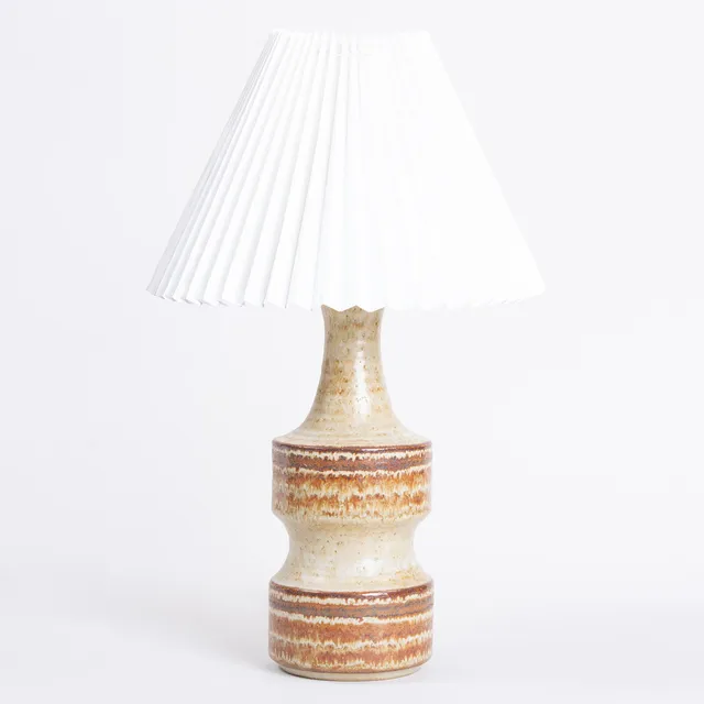 JOSEPH SIMON (F.1934). Håndlavet bordlampe af glaseret stentøj, model nr. 3059, Søholm, Bornholm, Danmark, 1960/70'erne.