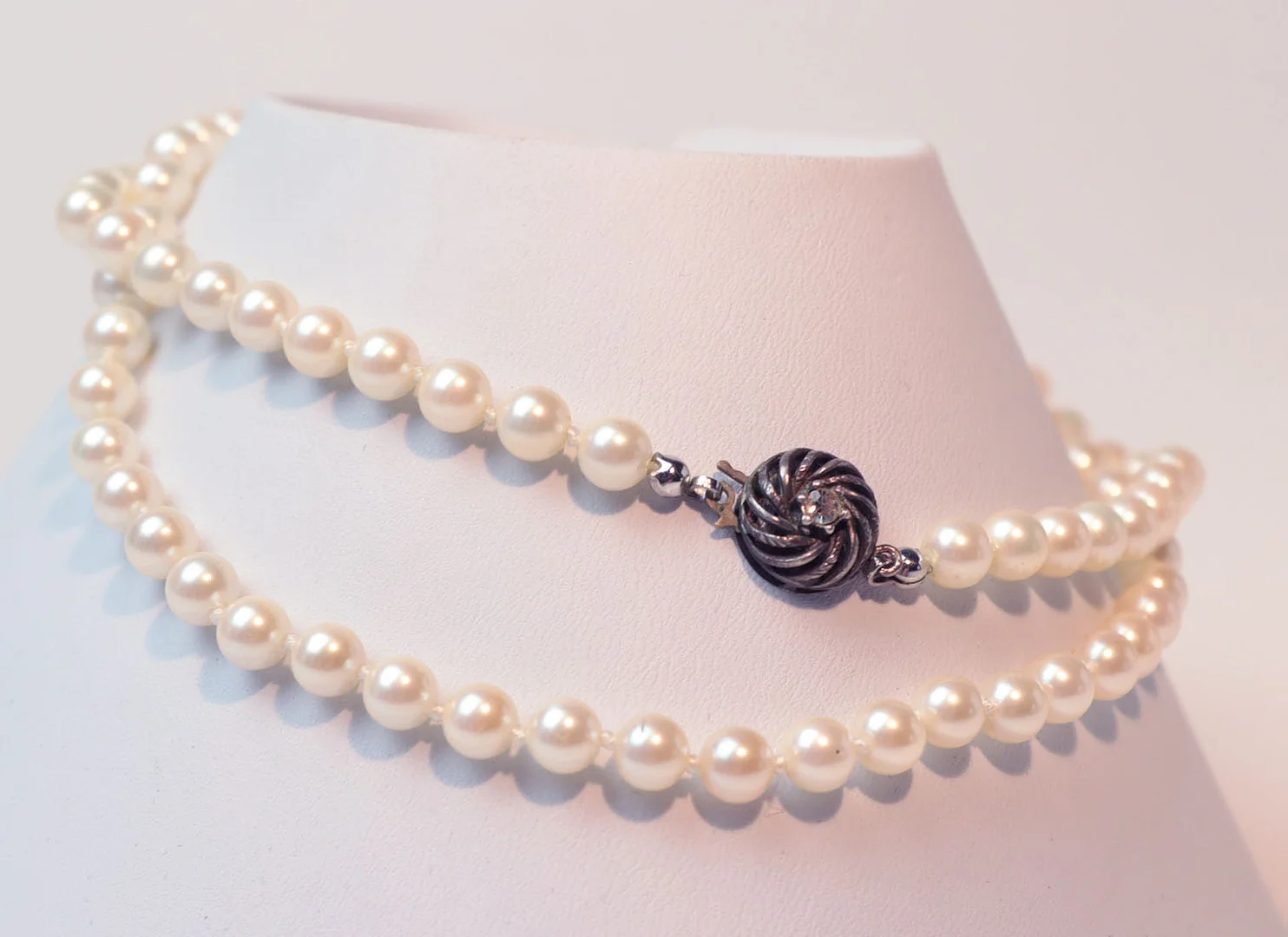 PERLEN - COLLIER MIT SILBERSCHLIESSE 835. — Necklace — Auktionshaus Bossard