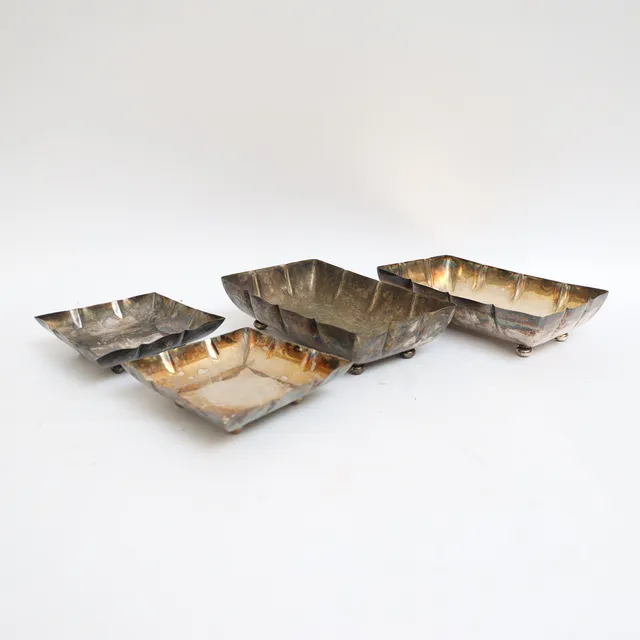 SERVERINGSFAT, 2+2, nysilver, på klotformade fötter.