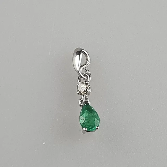 - Smaragd Anhänger mit Diamant.