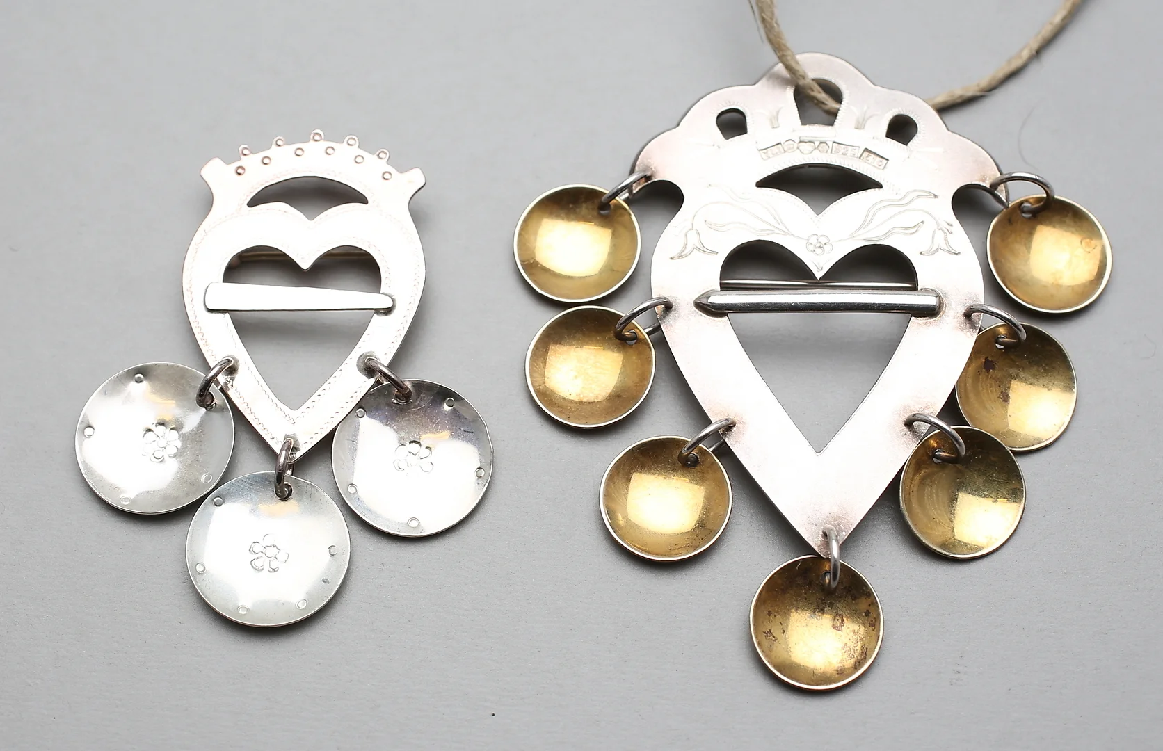 DRÄKTSMYCKE, SILVER, 2 st, b.la Yngve Lindh, Växjö, stämplad o daterad 1979. — Brooches & Pendants — Auktionshuset Thelin & Johansson