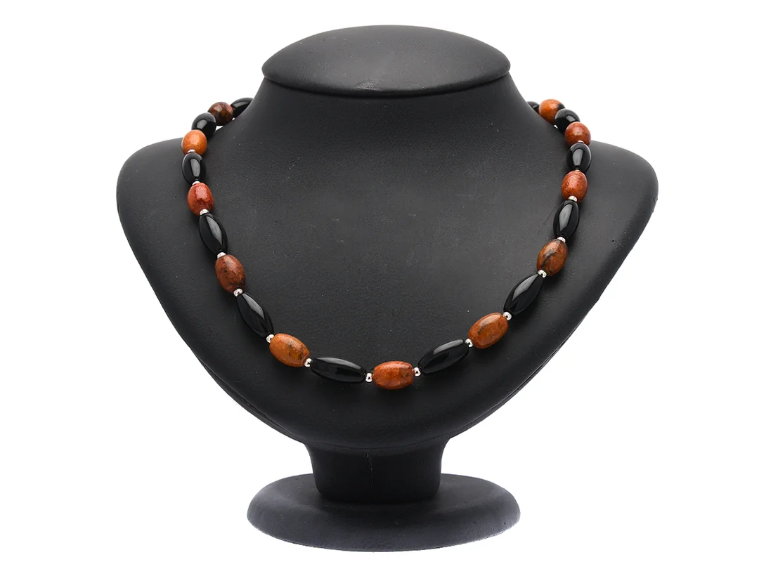 COLLIER, onyx, färgade och behandlade bruna stenar, lås i sterlingsilver, längd 58 cm. — Smycken/Collier — Kaplans