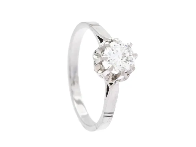ENSTENSRING, 18K vitguld, briljantslipad diamant ca 0,50 ct, ca TW/VS, stl 16,25 mm, vikt 2,6 g.