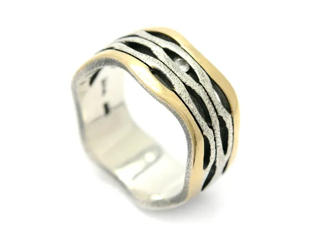 RING, silver/förgyllt silver, vit syntetisk sten, stl 17,5 mm, vikt 7,7 g.