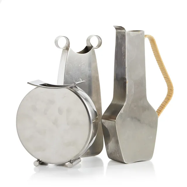 VERA FERNGREN. Två vaser och en kanna. 1950/60-tal. Unika provarbeten. Rostfritt stål. Swedish Modern.