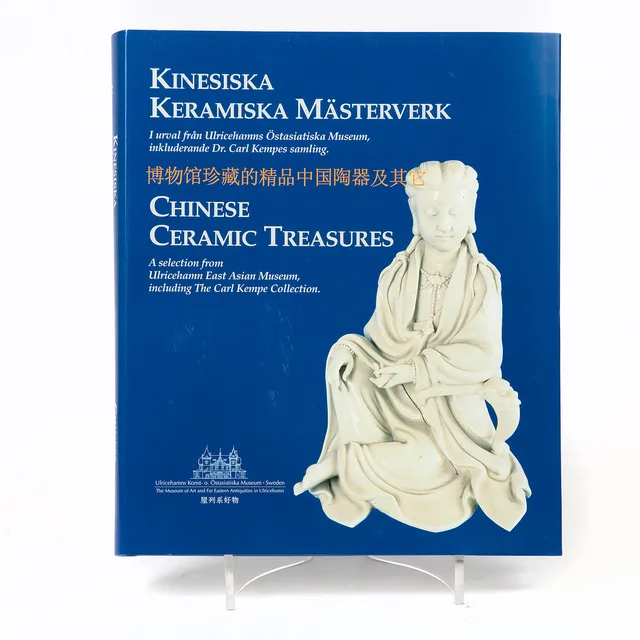 PETZÄLL, LEIF (ED.) / ERIK ENGEL, "Kinesiska keramiska mästerverk, I urval från Ulricehamns östasiatiska museum, inkluderande dr Karl Kempes samling", Ulricehamn 2002, limiterad upplaga à 1000 ex, onumrerad. .