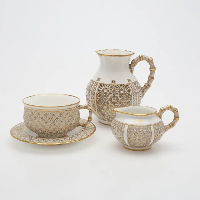 DELAR UR EN SÉVRES-SERVIS, 3 ST, "DÉJEUNER CHINOIS RÉTICULÉ" 1860-TAL, NAPOLEON III. Porslin med förgyllningar och ägarmonogram.