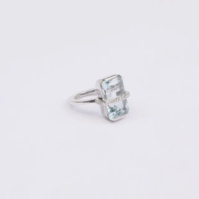 EFVA ATTLING. RING, 18k, vitguld, med akvamarin "stora" dekor 10 x 18 mm, akvamarin 8.5 ct, diamanter 16 st totalt 0.12 ct tw/si.