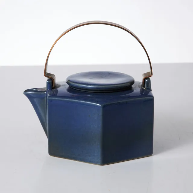 SIGNE PERSSON MELIN (FÖDD 1925). tekanna, Rörstrand, stengods, hänkel i koppar, blåglaserad, "Six sided", signerad Signe Persson Melin.