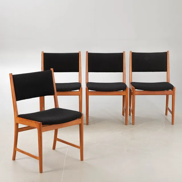 KAI LYNGFELDT LARSEN. Vier Stühle, Teakholz, mit schwarzem Stoffbezug, Vejen Polstermöbelfabrik Dänemark, 1960er Jahre (4).
