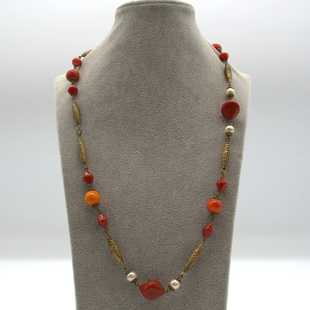 MURANO GLAS COLLIER, ENDLOSKETTE, MIT BERNSTEINFARBIGEN GLAS UND PERLEN UND VERGOLDETEN METALL VERZIERTEN ZWISCHENELEMENTEN UM CA. 1950 CA. 60 CM. — Necklace — Kunst- und Auktionshaus Kleinhenz