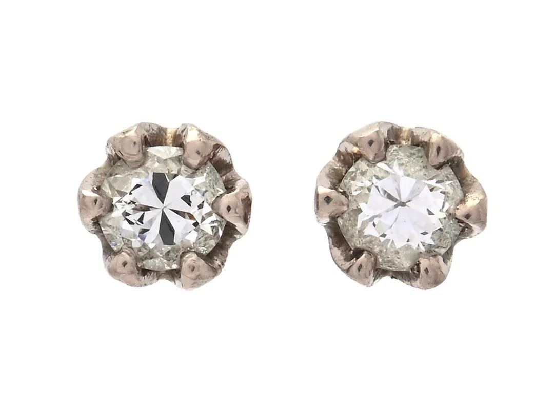 ENSTENSÖRHÄNGEN, 18K vitguld, 2 briljantslipade diamanter ca 0,10 ctv, ca W/VS, vikt 0,7 g, ena diamanten med nagg/skada på kulett. — Smycken/Enstensörhängen — Kaplans