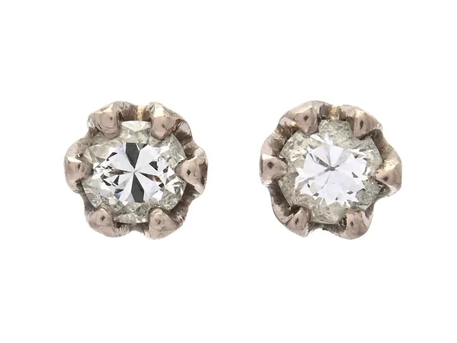 ENSTENSÖRHÄNGEN, 18K vitguld, 2 briljantslipade diamanter ca 0,10 ctv, ca W/VS, vikt 0,7 g, ena diamanten med nagg/skada på kulett.