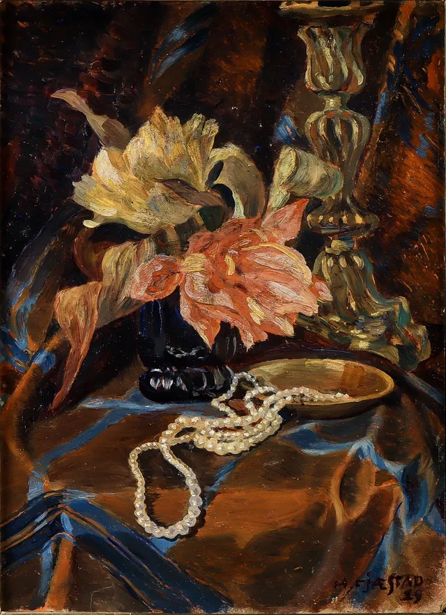 MAJA FJAESTAD. Stilleben med blommor halsband och ljusstake.