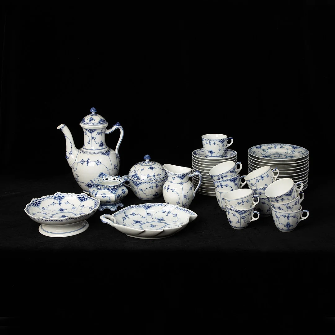KAFFESERVIS. Porslin, 32 delar, "Musselmalet", Royal Copenhagen. — Tableware — Stockholms Auktionsverk Göteborg